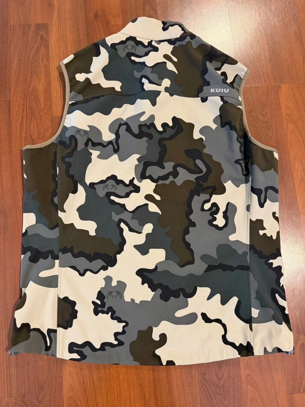 KUIU Men's Camo Vest in Gray White Black